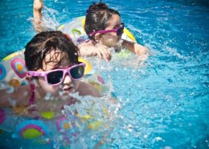 dzieci pływające w basenie ćwiczenia