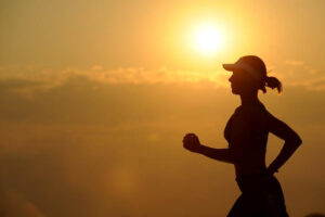 kobieta uprawiająca jogging przy zachodzie słońca zdrowie i kondycja